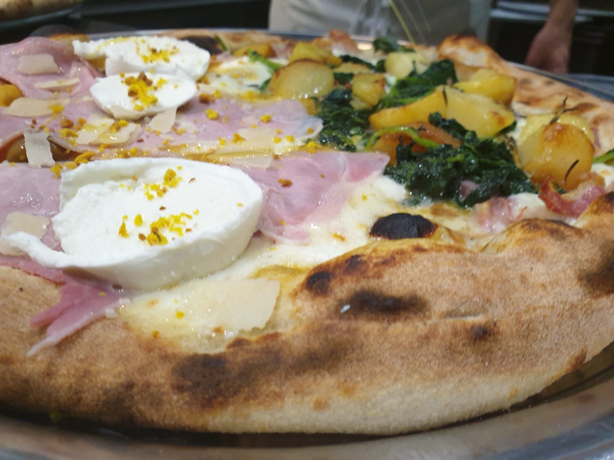 Pizza con burrata, cotto Ferrarini e cime di rapa